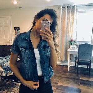 Slightly distressed sleeved jean jacket